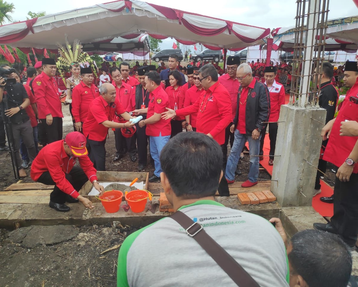 Hasto Kristiyanto Lakukan Peletakan Bata Pertama Pembangunan Kantor Baru DPD PDIP Kalteng