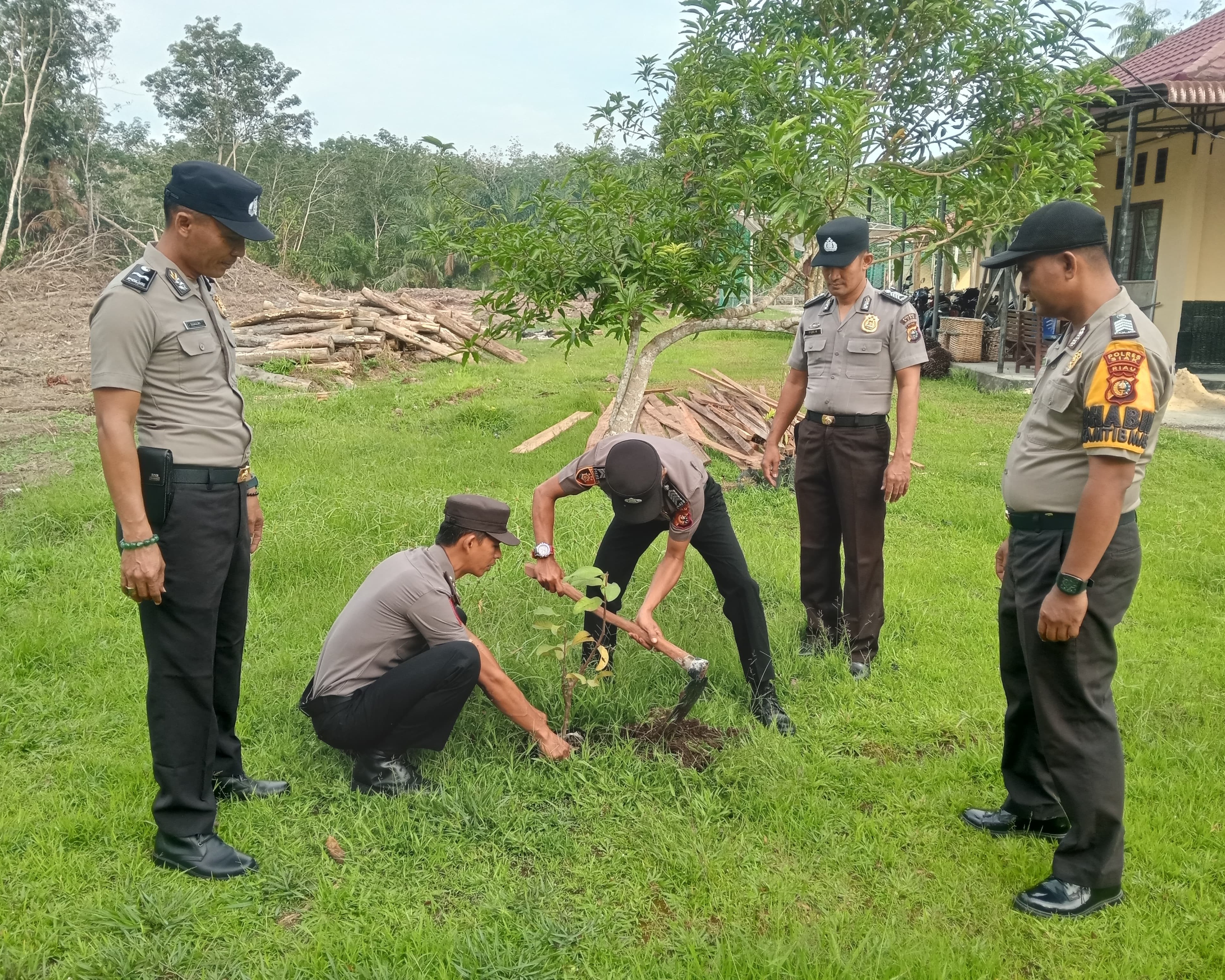 Kapolres Siak Hadiahkan Bibit Pohon Untuk Personel Yang Berulang Tahun, Wujud Kepedulian Lingkungan