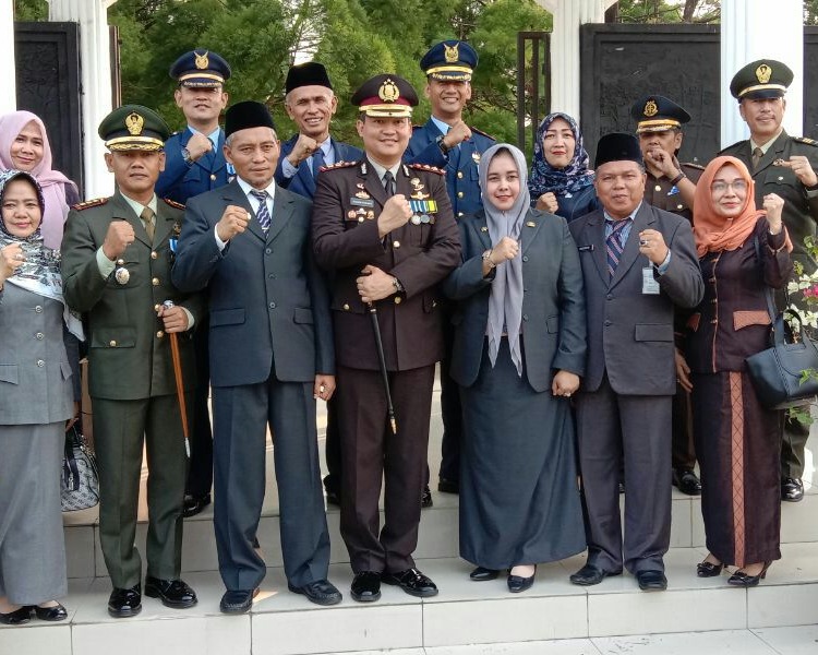 Dandim 0301/Pekanbaru Hadiri Upacara Ziarah Nasional dan Tabur Bunga Dalam Rangka Memperingati Hari Pahlawan ke 74 Tahun 2019