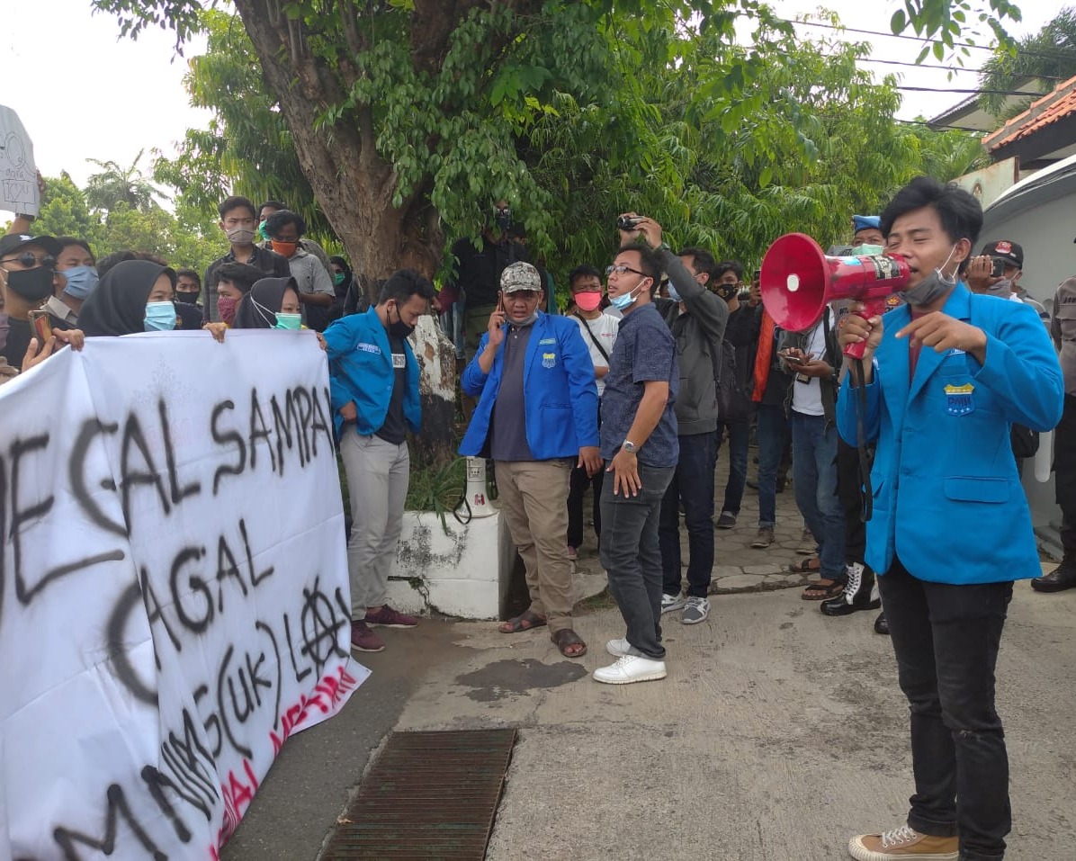 Mahasiswa Unjukrasa Tolak UU Cipta Kerja Keputusan DPR-RI Orasi Depan Halaman Gedung DPRD Kendal