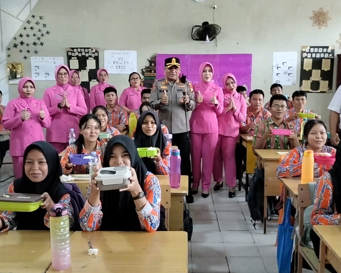 Kapolres Dan Ketua Bhayangkari Cabang Siak Tinjau Program Makan Bergizi Gratis di Kecamatan Tualang, Dukung Program Pemerintah