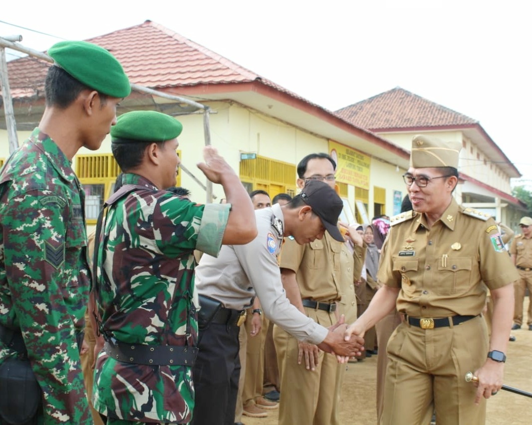 Bupati Lampung Timur Pembina Upacara di SMK 1 Pekalongan
