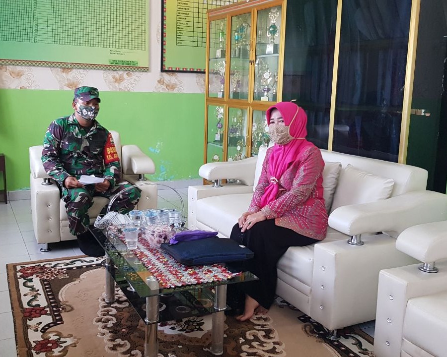 Babinsa Kodim 0301/PBR Laksanakan Komsos di SD Negeri 182 Kelurahan Air Dingin