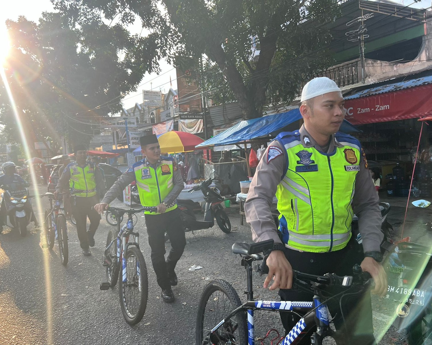 Patroli Sepeda Satlantas Polresta Pekanbaru Sambangi Pasar Ramadhan