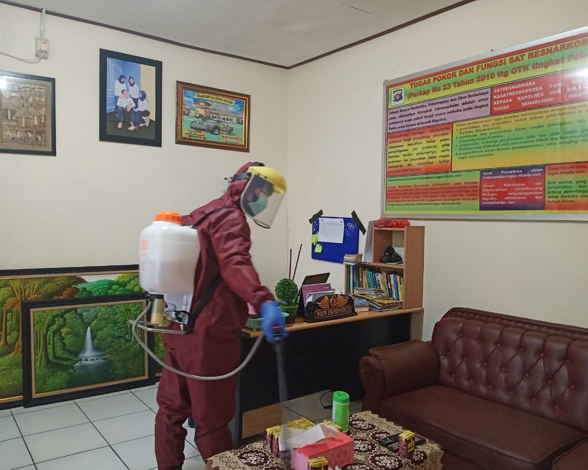 Cegah Penyebaran Covid-19, Polresta Palangka Raya Laksanakan Penyemprotan Disinfektan