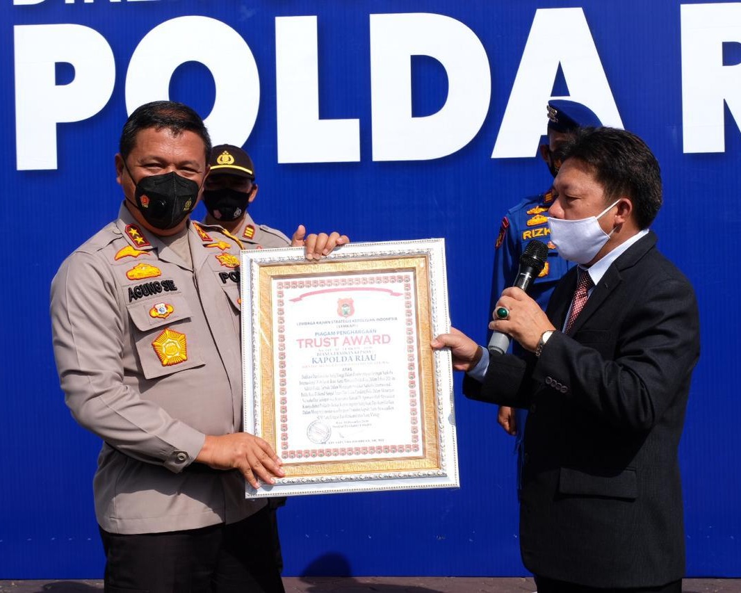 Dinilai Sebagai Polda Terbaik Dalam Menangani Sindikat Narkoba, Kapolda Riau Menerima Penghargaan “Trust Award” Dari Lemkapi