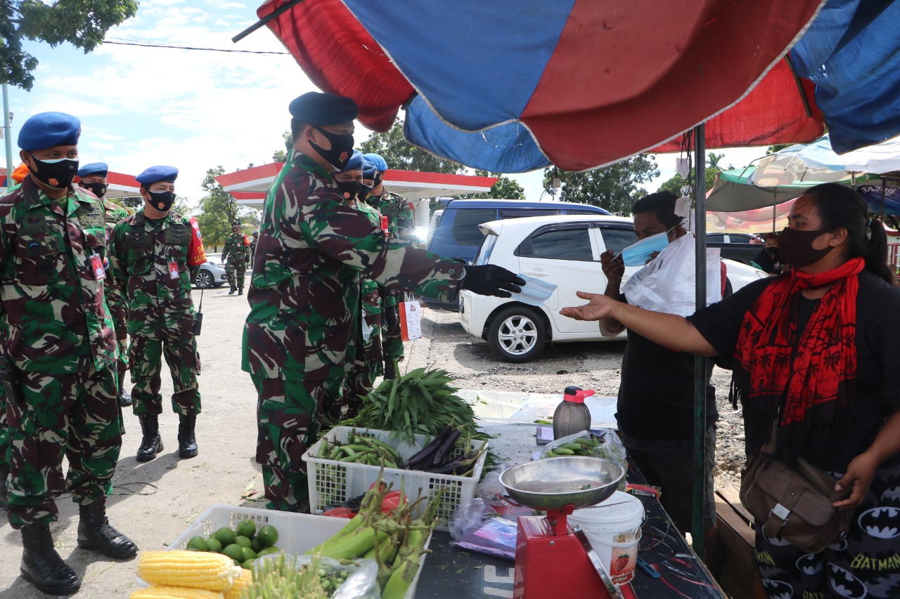 Bersempena HUT TNI Ke-75, Danlanud RSN Bagikan Masker Dan Penyemprotan Desinfektan di Pasar Pagi Arengka