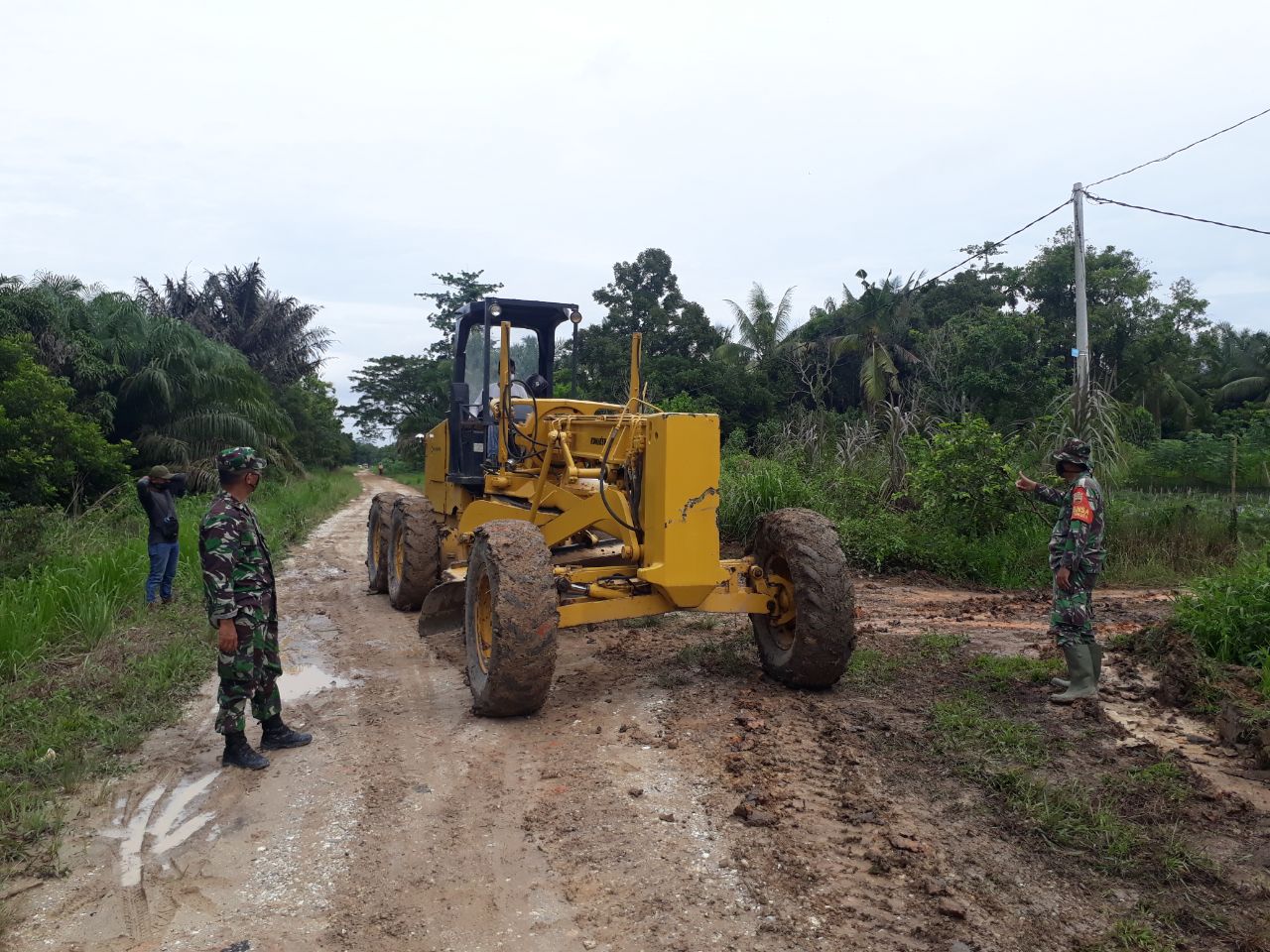 Personil Kodim 0301/PBR Bersama Warga Kelurahan Tebing Tinggi Okura Lakukan Pengerasan Gang Rahmad Pada Sasaran 1 Pra TMMD Ke 108