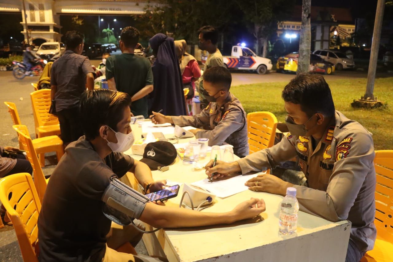 Gas Poll Vaksinasi Polres Pelalawan, Tim Layani Pengunjung di Taman Kreatif