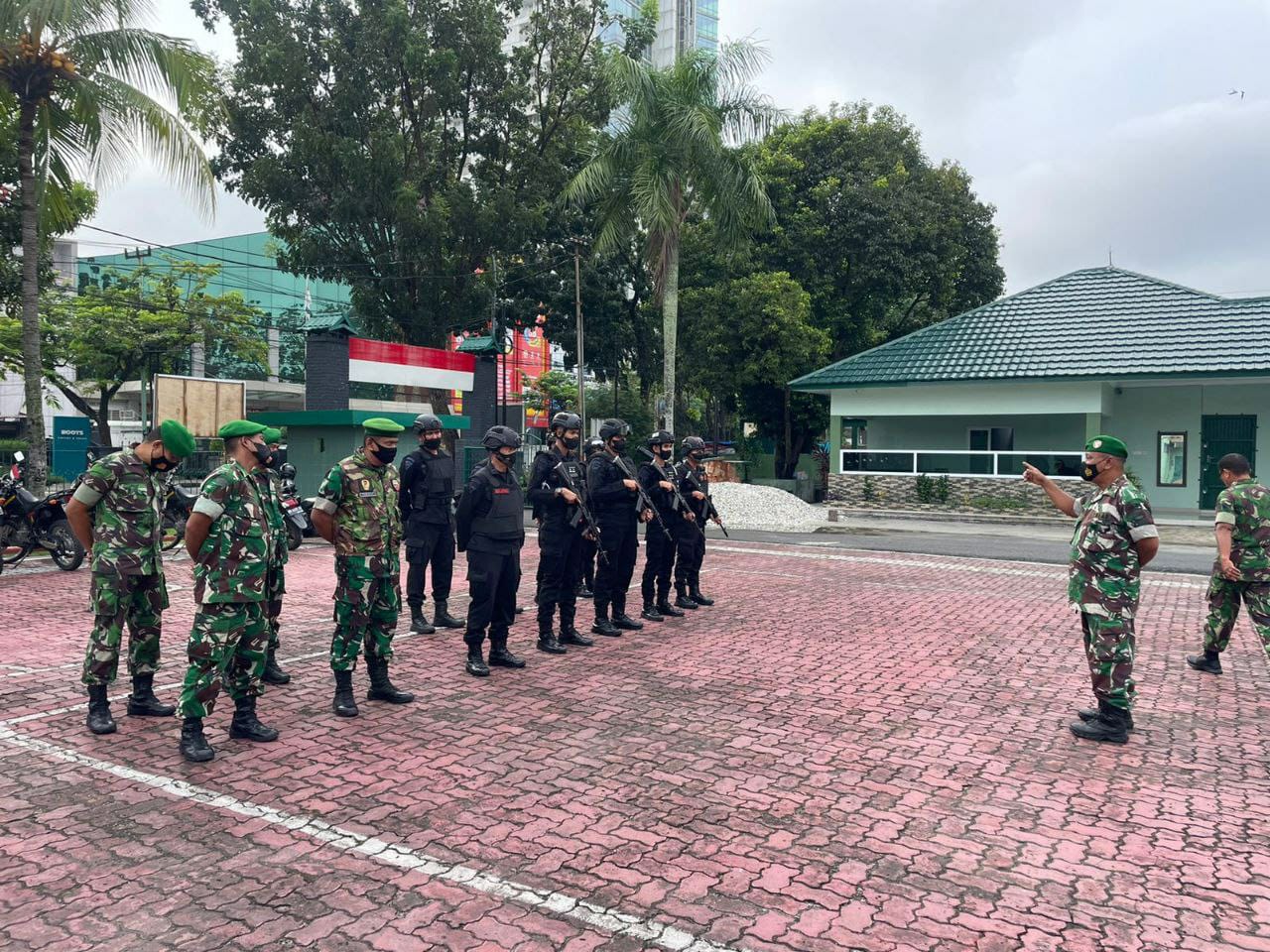 Suasana Bulan Suci Ramadan, Personil Kodim 0301/PBR Bersama Satuan Brimob Polda Riau Laksanakan Patroli Gabungan dan Penegakkan Prokes