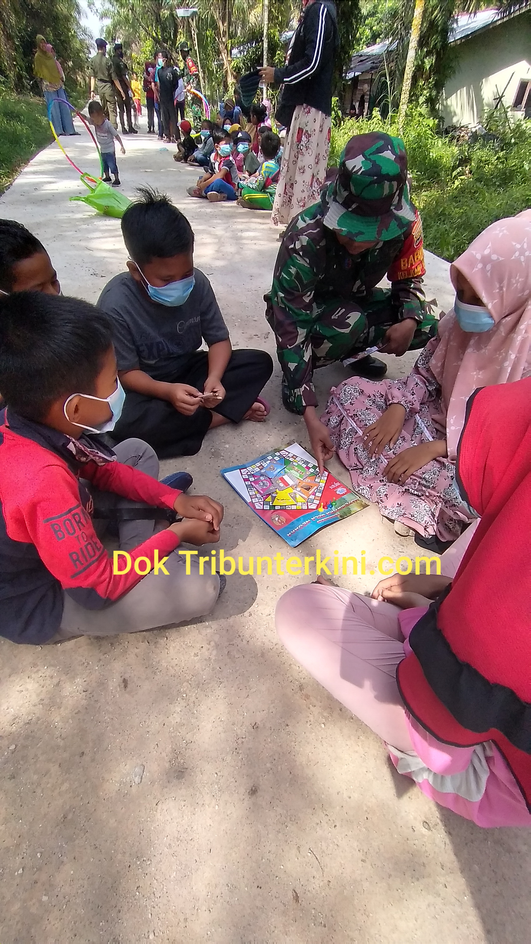 Anak - Anak Antusias Mengikuti Permainan Matematika Bela Negara Bersama Personil Babinsa Kodim 0301/PBR Dalam Rangkaian Kegiatan TMMD Ke-108