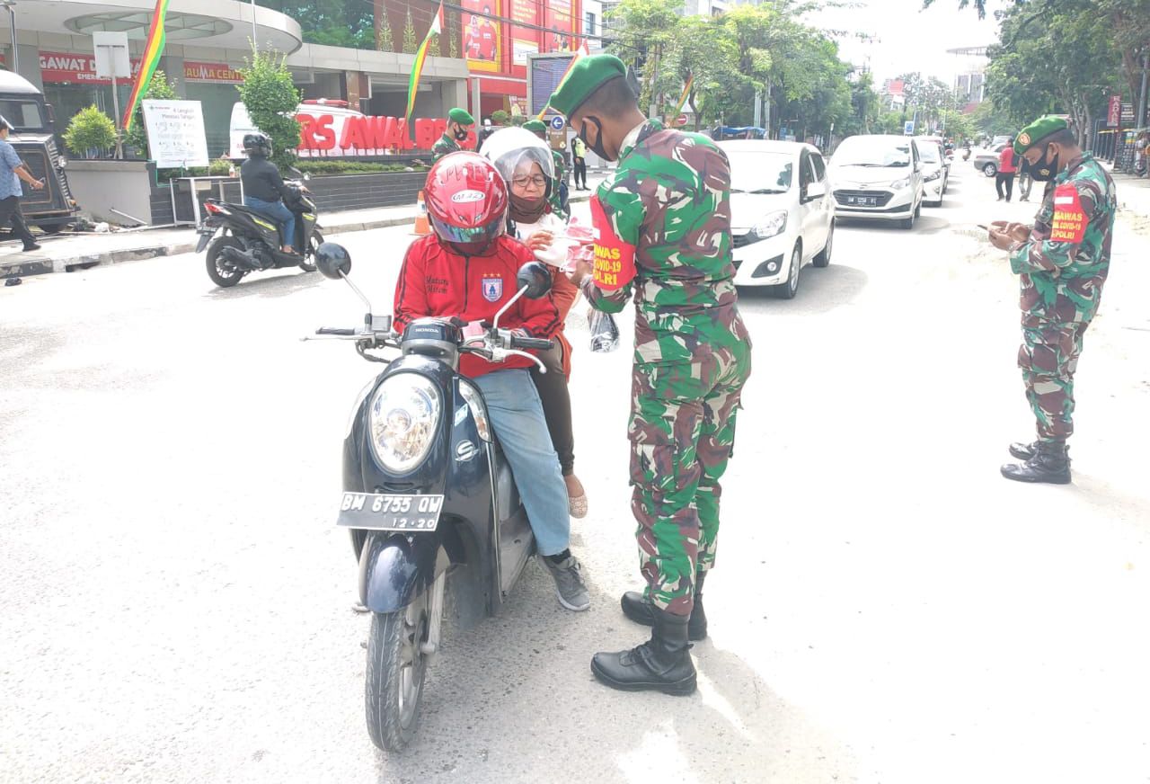 Babinsa Kodim 0301/PBR Bagikan Masker Kepada Pengguna Jalan