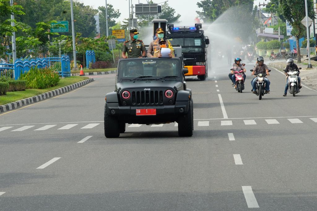 Polda Riau Bersama Stakeholder Melaksanakan Gerakan Memutus Penularan Covid-19, Melalui Penyemprotan Disinfektan Serentak