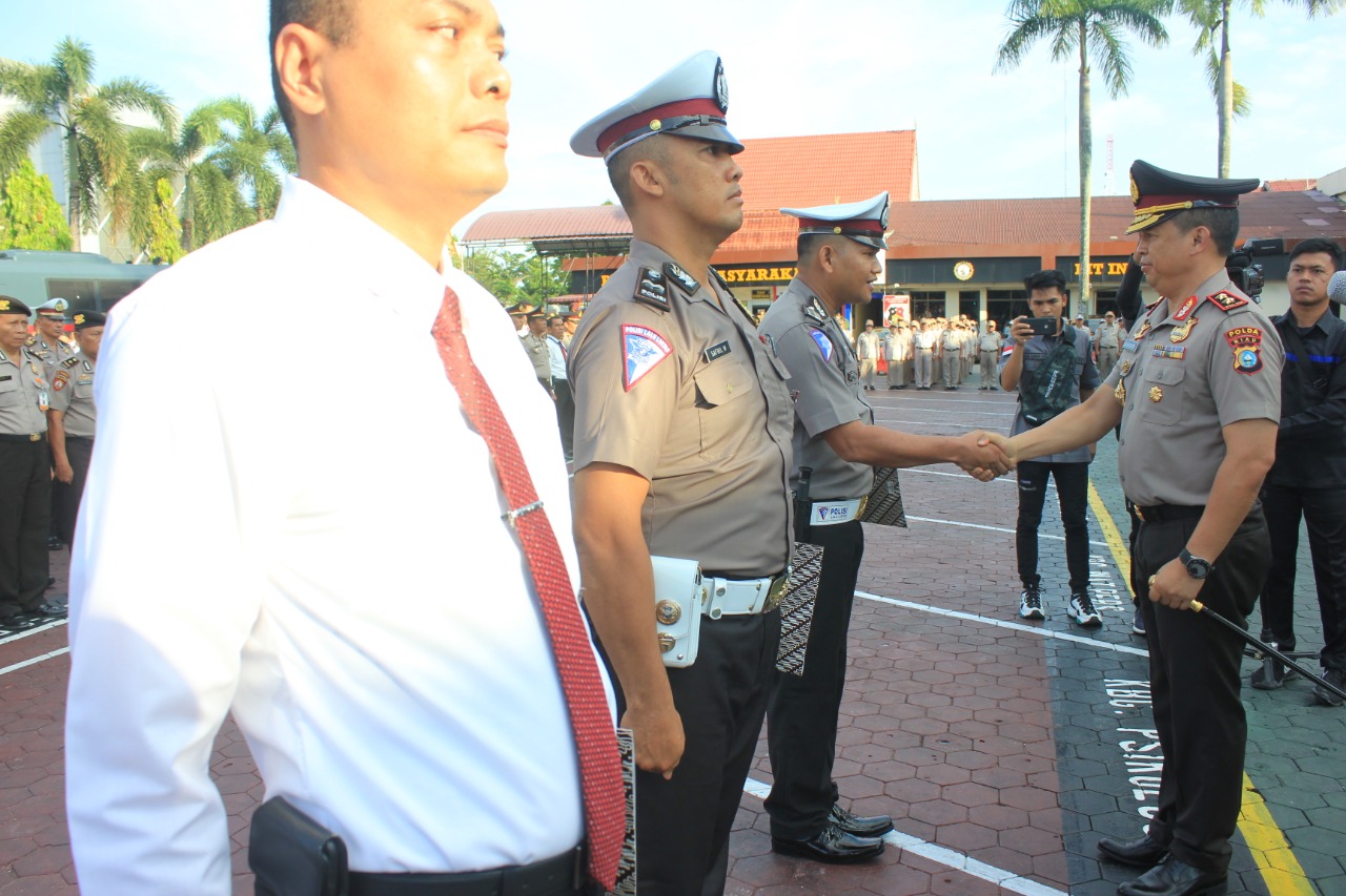 Kapolda Riau Memberikan Penghargaan Kepada 18 Personil Berprestasi