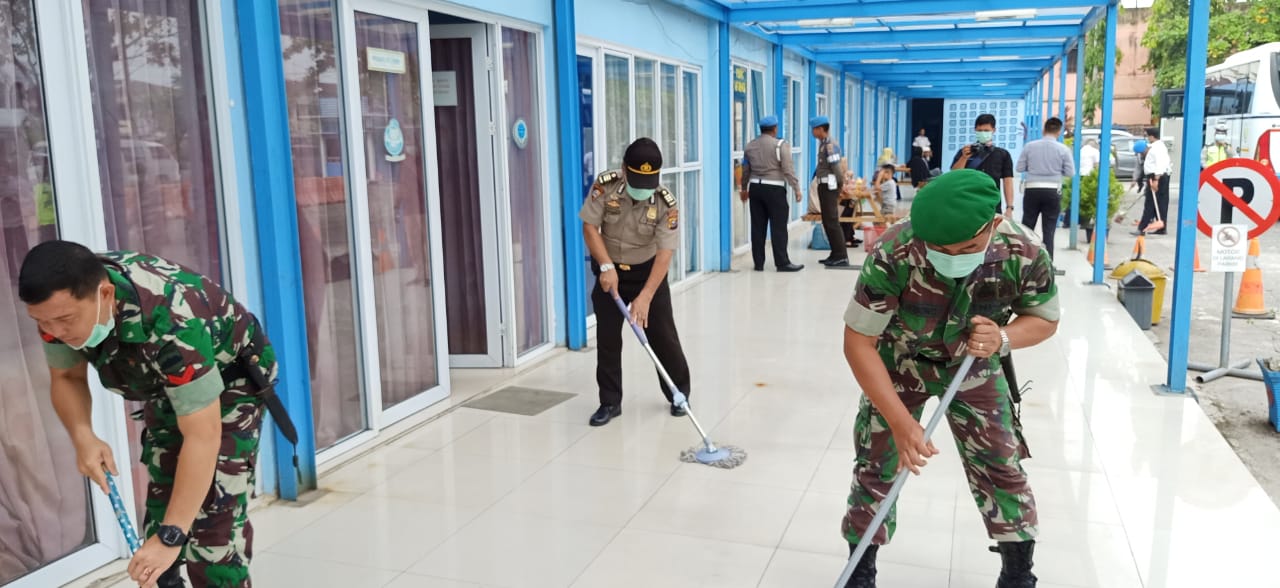 Personel Polres Kampar Bersama Anggota Kodim 0313/KPR Adakan Goro Ditempat Fasilitas Umum