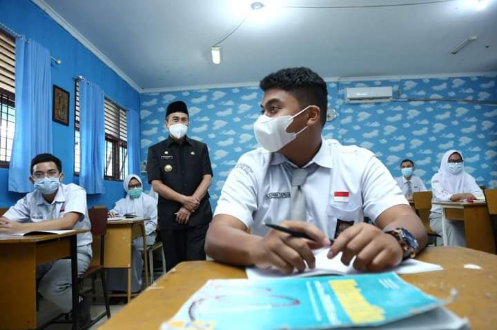 Tinjau Pelaksanaan Tatap Muka Sekolah, Gubri Ingatkan Selalu Pakai Masker