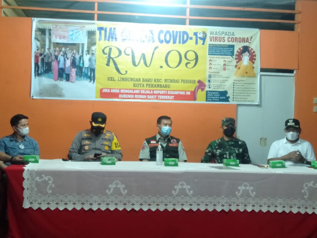 Dandim 0301/PBR Mendampingi Wali Kota Pekanbaru Bersama Forkompimda Kota Laksanakan Monitoring, Evaluasi PPKM dan Penertiban Prokes di 2 Kelurahan