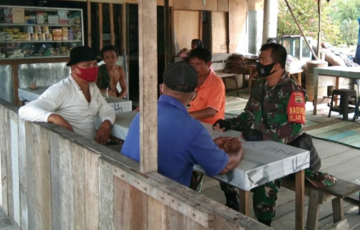Babinsa Kodim 0301/PBR Laksanakan Kegiatan Komsos dan Pemantauan Prokes Covid-19 Bersama Warga Kelurahan Air Hitam