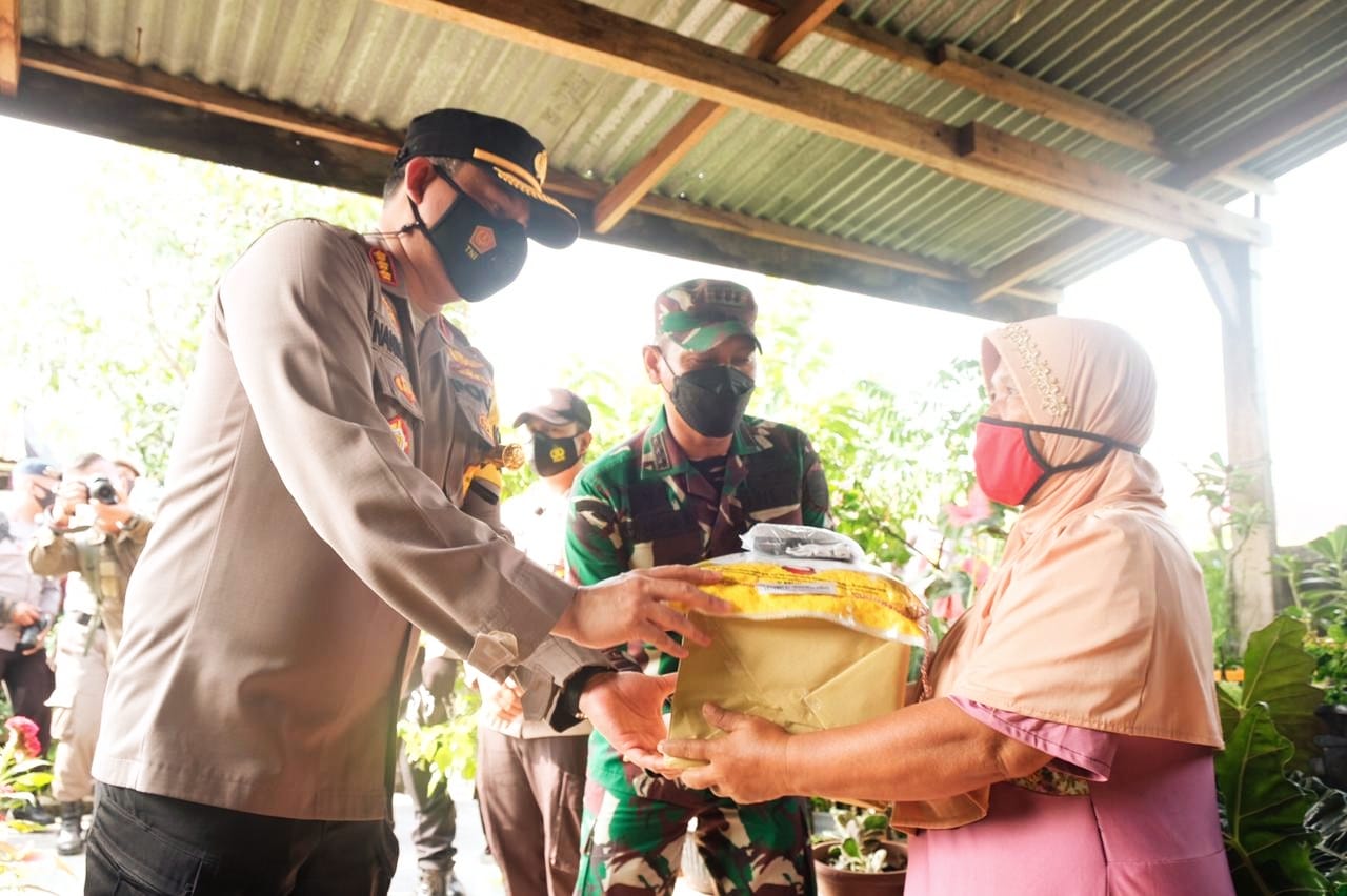 Dampingi Pangdam I/BB dan Kapolda Riau Bagikan Masker Serta Sembako di Pasar Senapelan, Kapolresta Pekanbaru Bersama Dandim 0301/PBR Turut Ambil Bagian