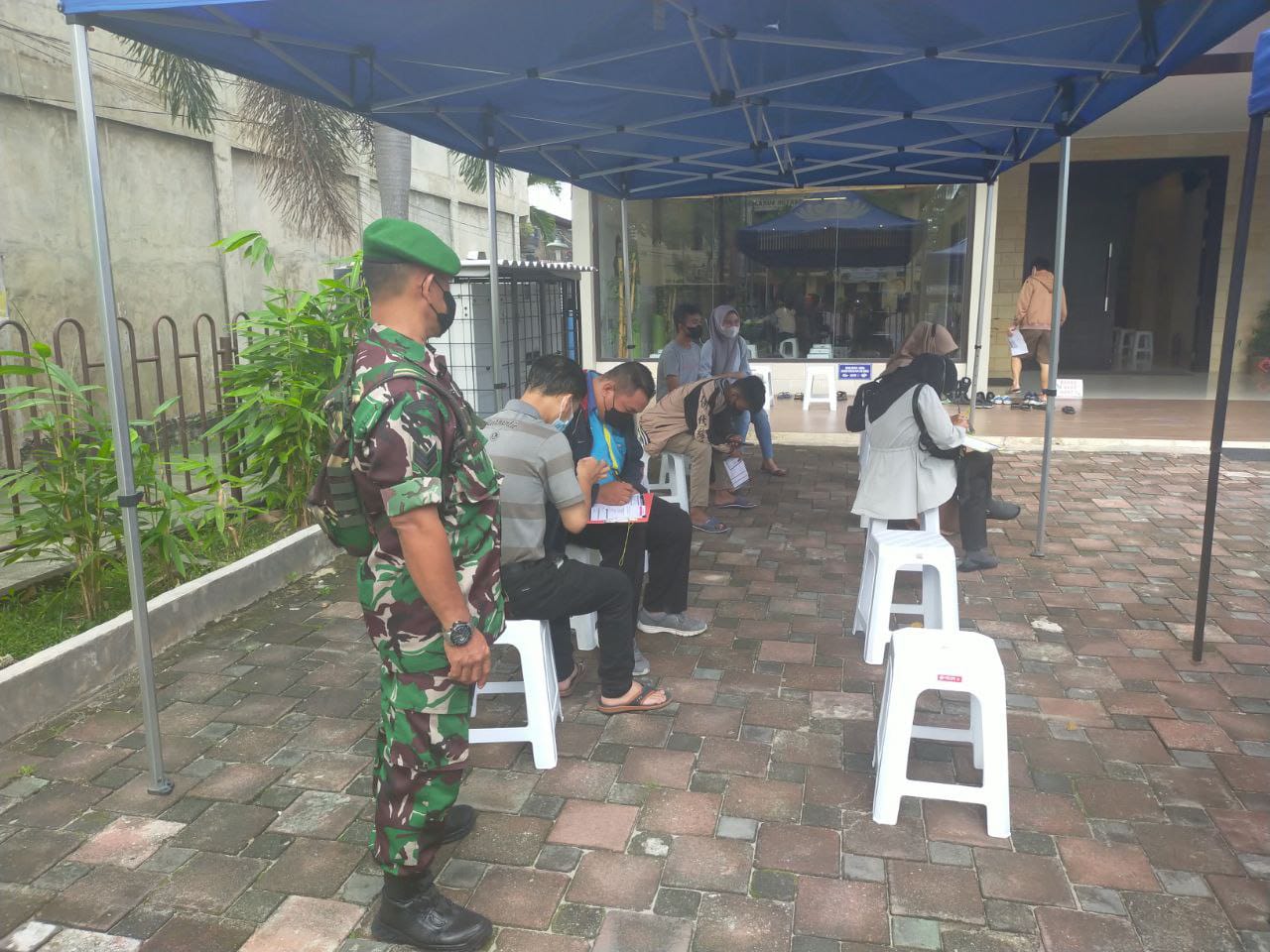 Babinsa Kodim 0301/PBR Laksanakan Pendampingan Kegiatan Serbuan Vaksinasi Merdeka di Kelurahan Kampung Melayu
