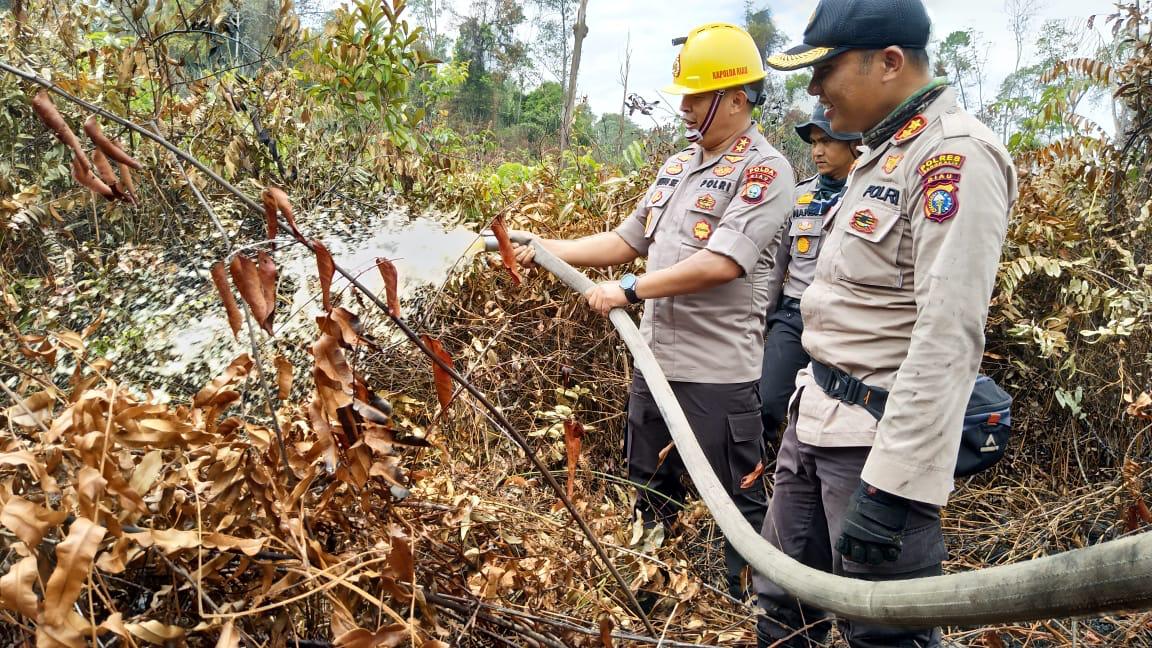 Kapolda Riau Bercucuran Keringat Ikut Padamkan Api di Rupat Utara Kabupaten Bengkalis