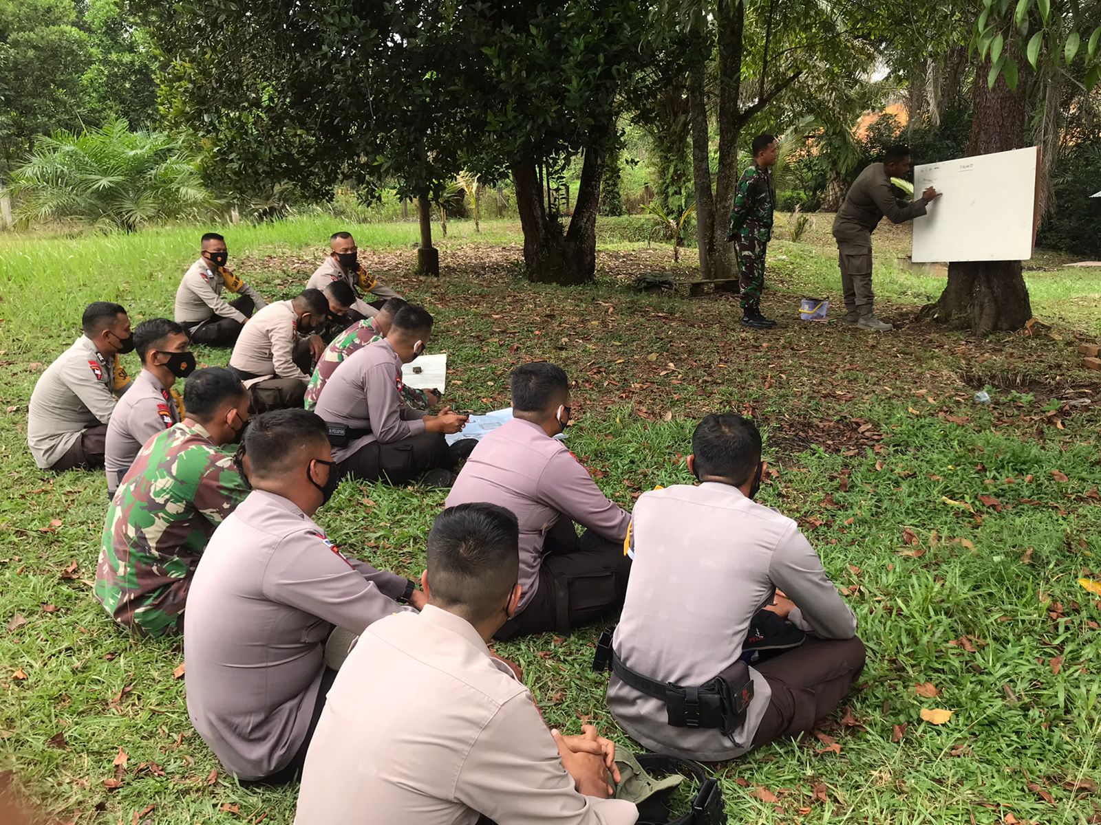 Batalyon A Pelopor Satuan Brimob Polda Riau dan Batalyon 462 Paskhas TNI AU Gelar Latihan Navigasi Darat