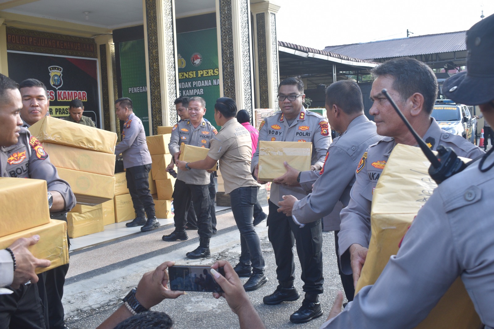 AKBP Boby Pimpin Aksi Kemanusiaan, Polres Kampar Siapkan Bantuan untuk Korban Banjir Bandang Sumbar, Gerak Cepat