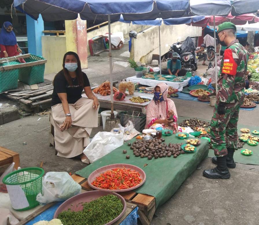 Babinsa Kodim 0301/PBR Himbau Kepada Pembeli dan Penjual di Pasar Tetap Patuhi Prokes