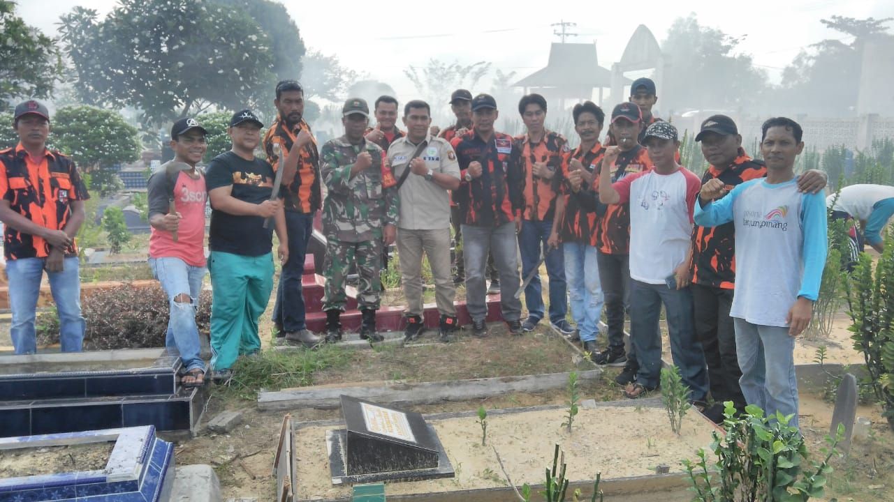 Babinsa Kodim 0301/Pekanbaru Bersama  Organisasi Kepemudaan dan Warga Setempat Laksanakan Kegiatan Gotong Royong di TPU Tenayan Raya