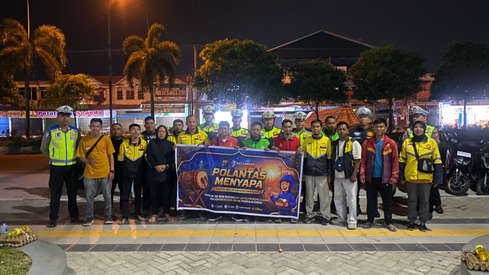 Polantas Menyapa, Satlantas Polres Pelalawan Sahur Bersama Dan Bagikan Sembako Kepada Komunitas Ojol