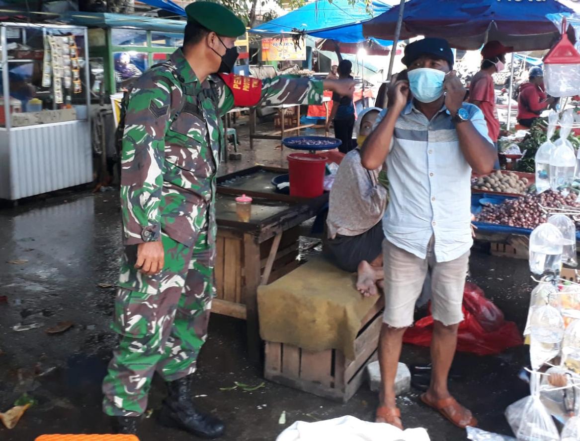 Babinsa Kodim 0301/PBR Lakukan Penegakkan Prokes Kepada Pedagang dan Pengunjung di Pasar Rumbai