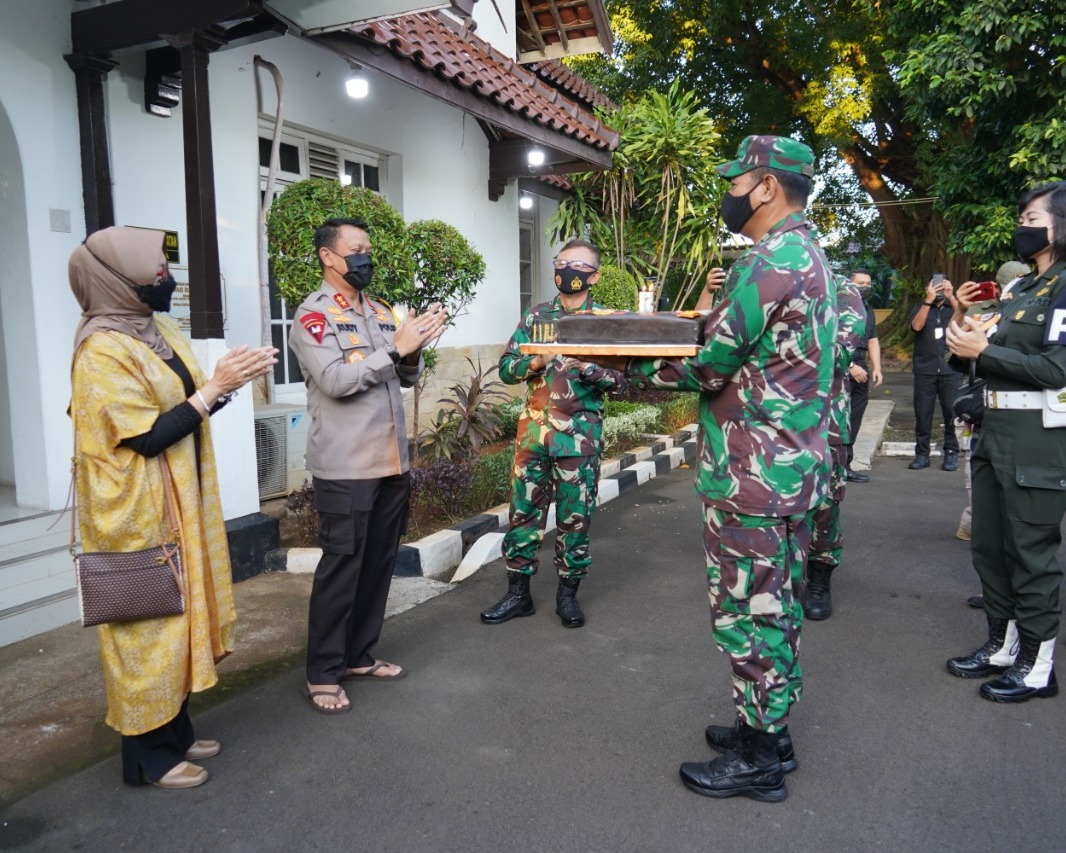 Kapolda Banten Dapat Kejutan Kue Ulang Tahun Dari Danrem 064/MY