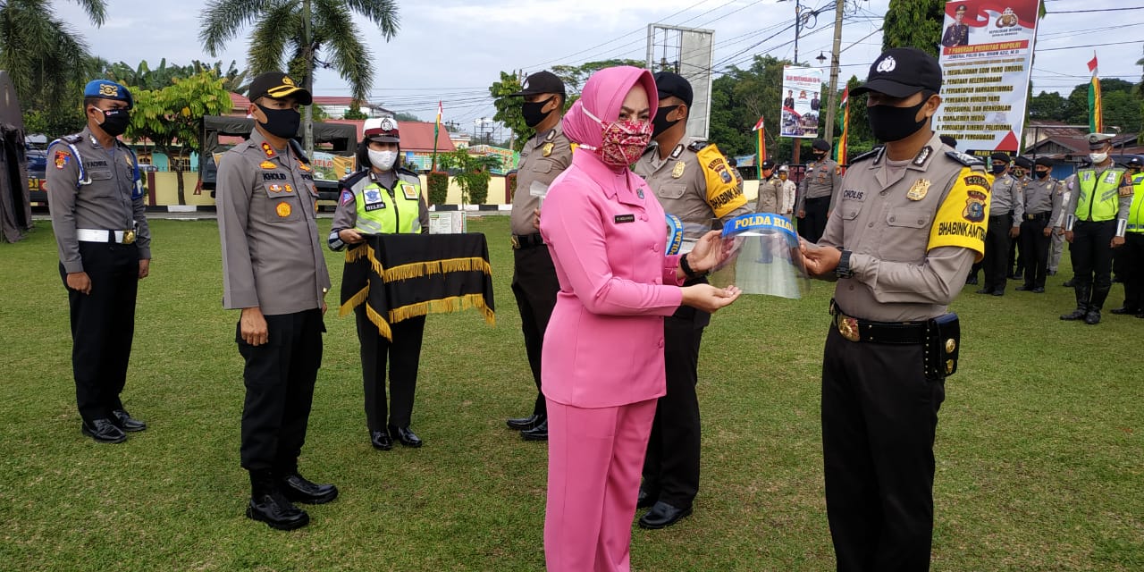 Anggota Bhabinkamtibmas di Polres Kampar Terima Face Shield dan Sarung Tangan Dari Ketua Bhayangkari Riau