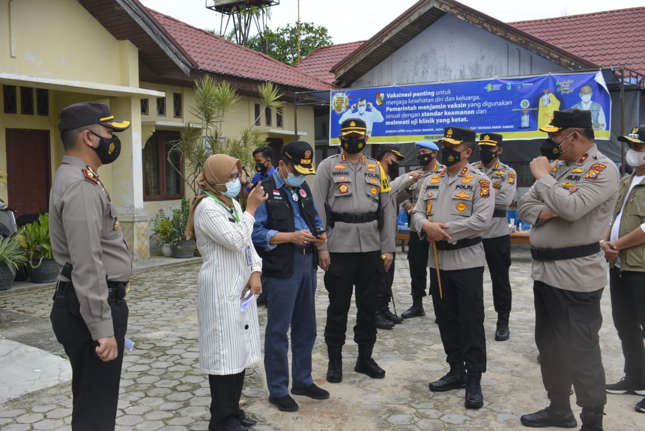 Kunjungi Dua Puskesmas, Kapolda Riau dan Kapolresta Pekanbaru Pastikan dan Mengawal Secara Langsung Pelaksanaan Vaksinasi
