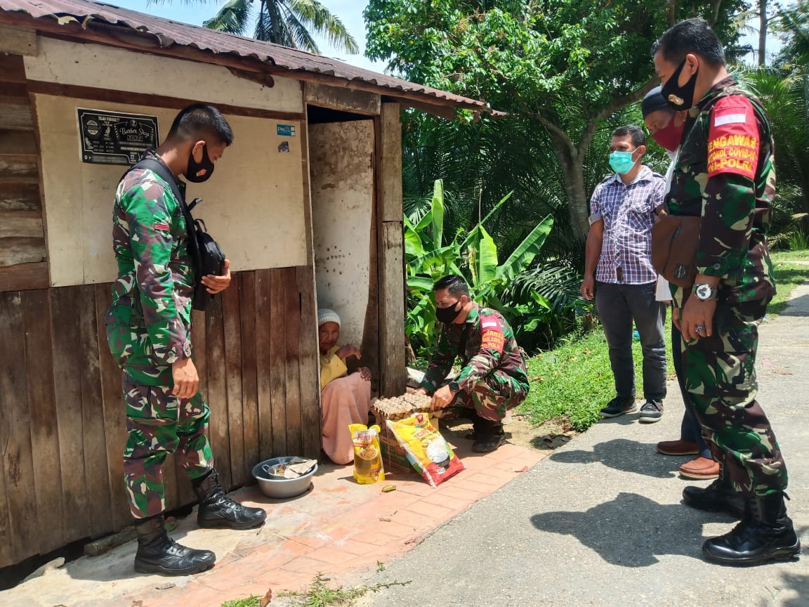 Babinsa Kodim 0301/PBR Serahkan Bantuan Sembako Kepada Warga Kurang Mampu