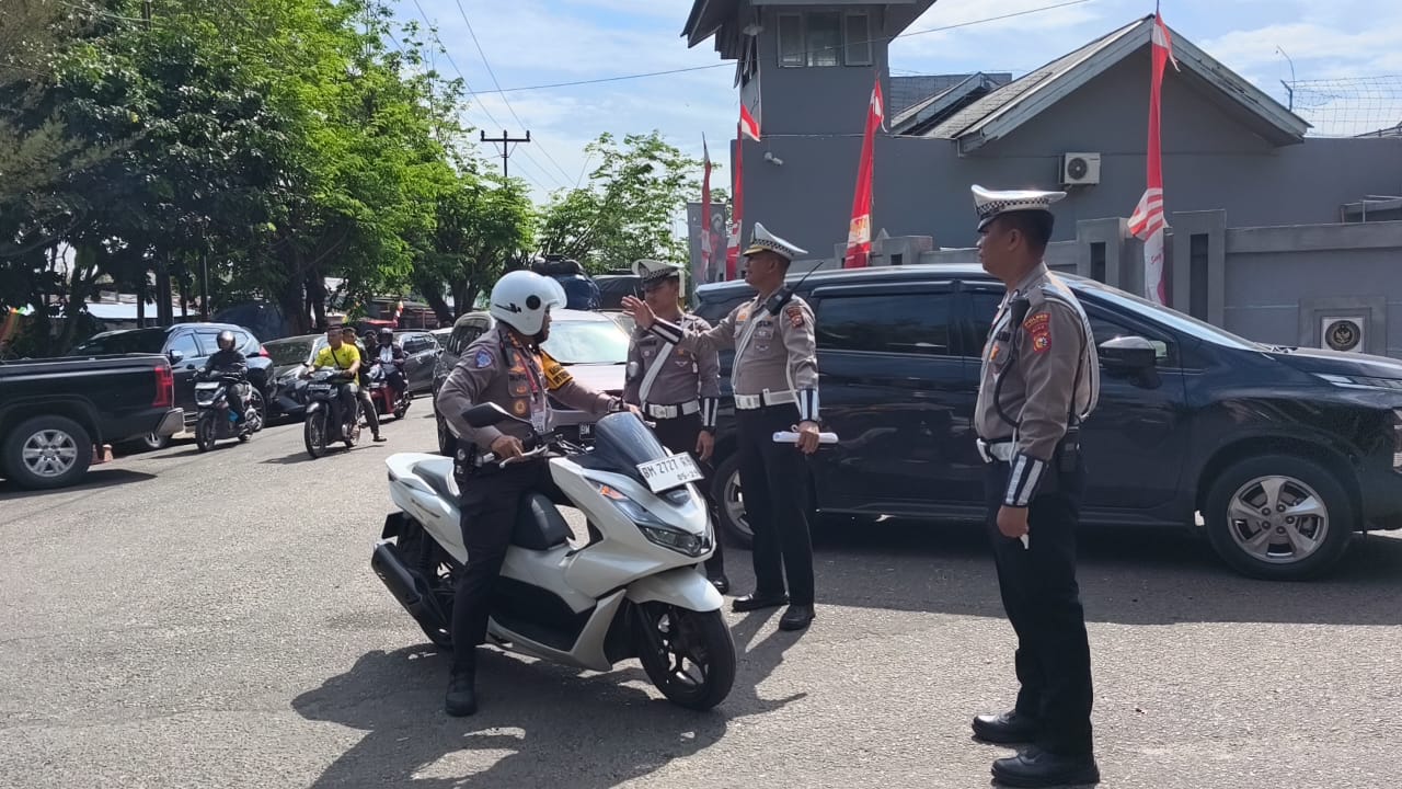 Naik Motor, Dirlantas Polda Riau Jadi Sosok Di Balik Lancarnya Festival Pacu Jalur Kuansing 2025