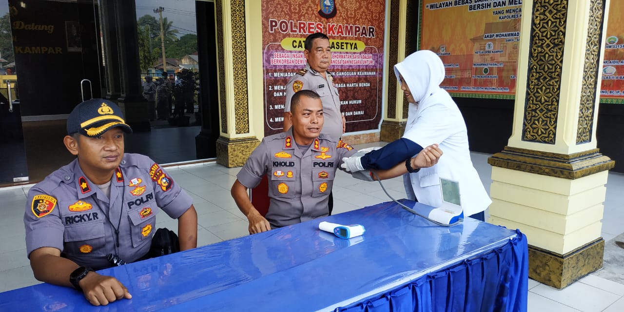 Polres Kampar Laksanakan Pengecekan Suhu Tubuh Anggotanya, Antisipasi Penyebaran Covid-19