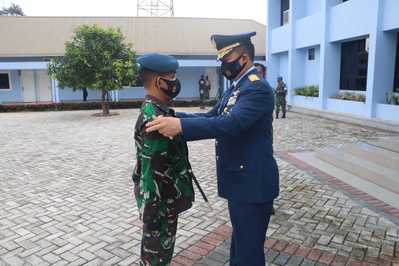 Danlanud RSN Menyematkan Kenaikkan Pangkat Kepada 75 Prajurit dan 8 PNS Lanud Roesmin Nurjadin