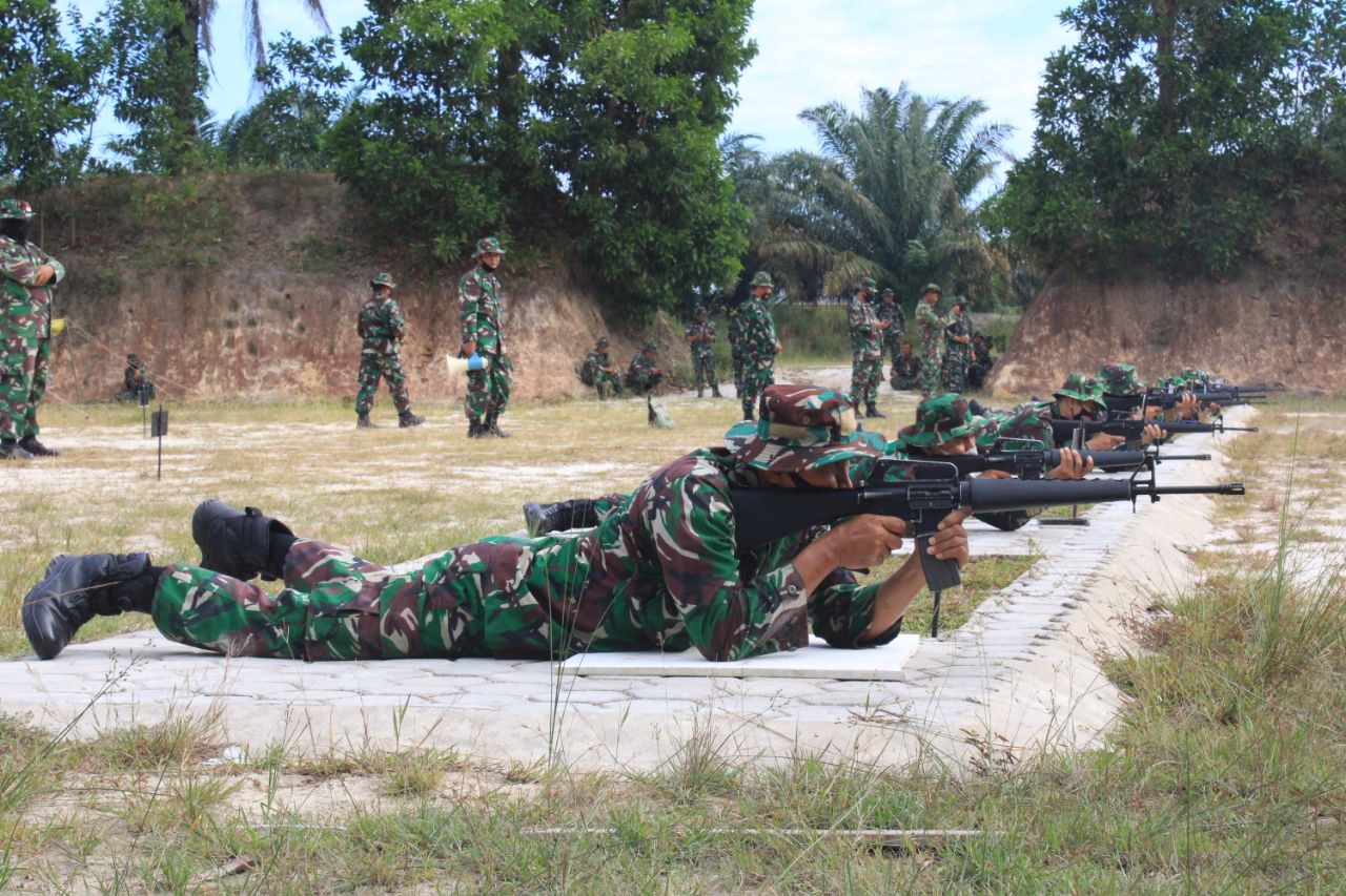 Personel Kodim 0301/PBR Laksanakan Latihan Menembak di Lapangan Tembak Batalyon Arhanud 13/PBY