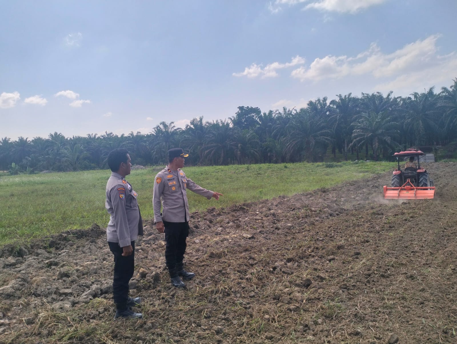Polsek Cek Pengolahan Lahan 7 Ha Jagung di SMK N 1 Pkl Kuras dukung Ketahanan Pangan