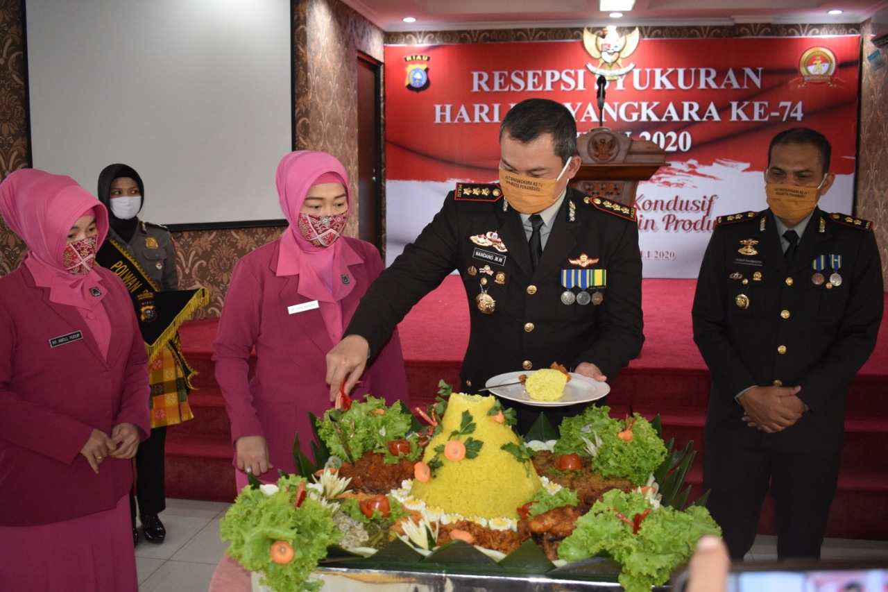 Hari Bhayangkara ke-74, Polresta Pekanbaru Adakan Syukuran dan Berikan Penghargaan Kepada Personil