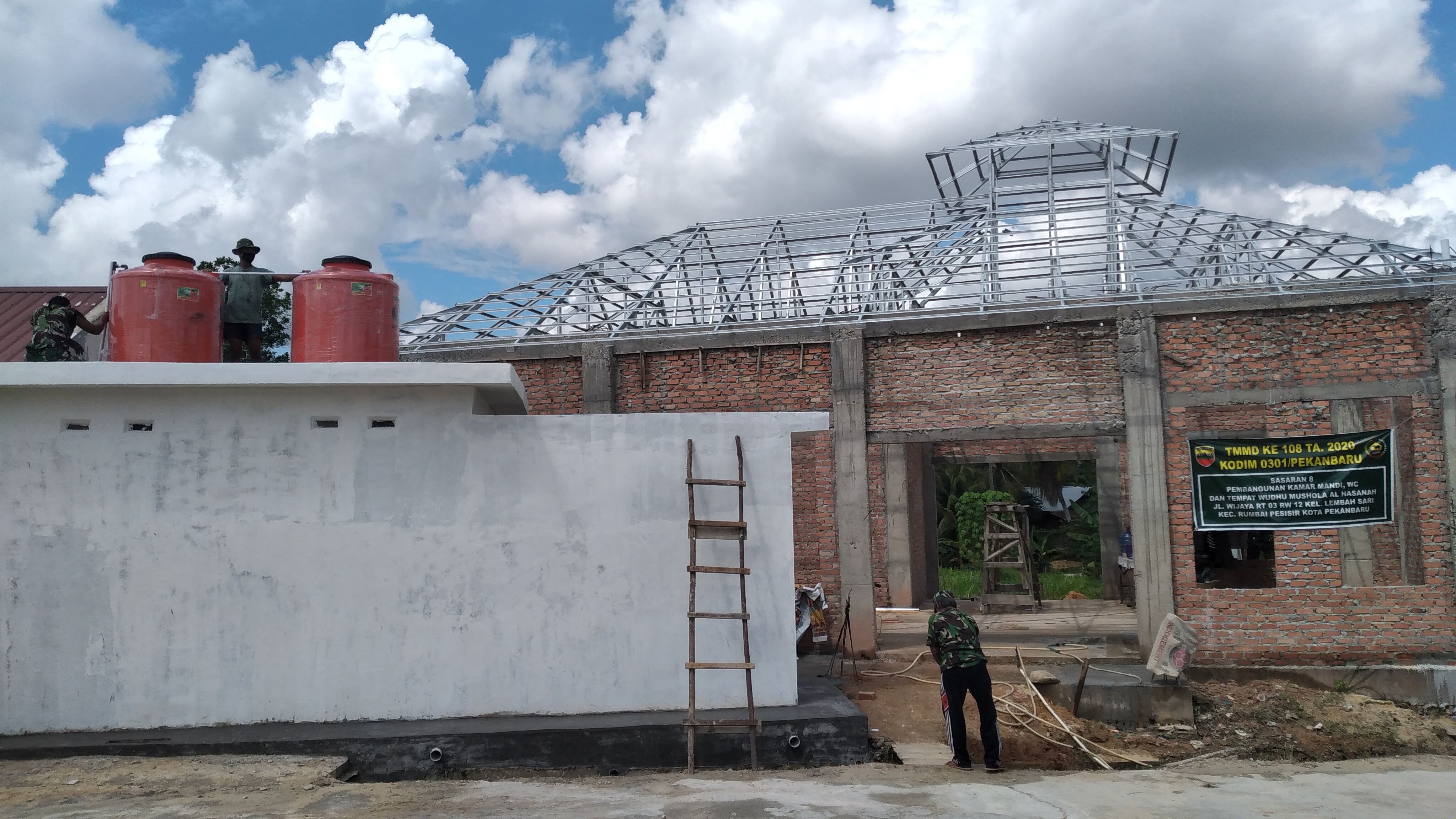 Personil Satgas TMMD Ke-108 Kodim 0301/PBR Selesaikan Pekerjaan Pemasangan Tangki Air dan Saluran Air di Mushola Al-Hasanah Kelurahan Lembah Sari