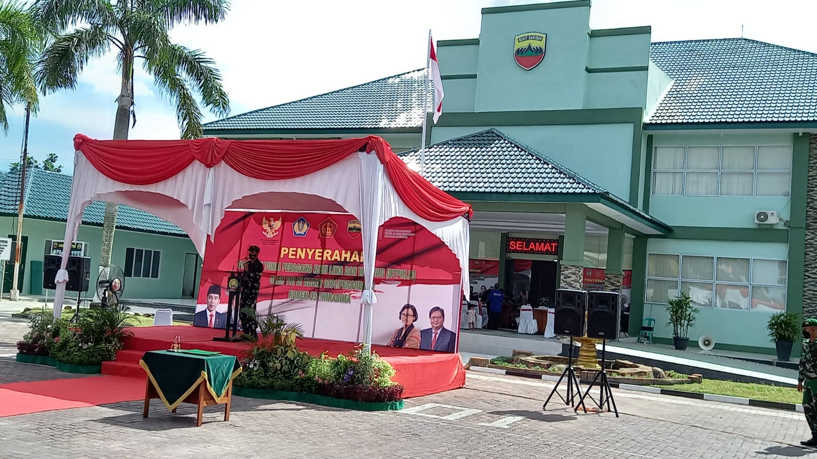 Kodim 0301/PBR Salurkan Bantuan Tunai Pedagang Kaki Lima dan Warung (BTPKLW) TNI Kepada Masyarakat