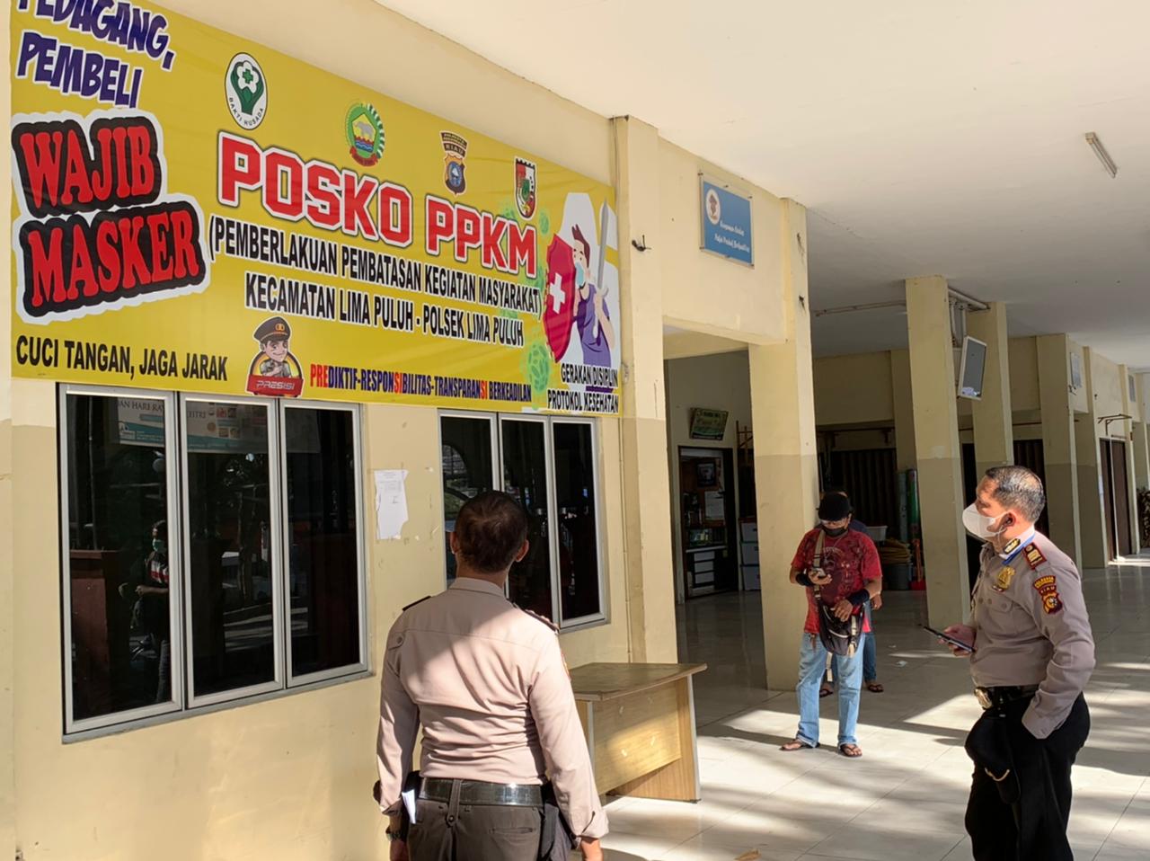 Tinjau Posko PPKM Pasar Limapuluh, Kapolsek Berharap Agar Tetap Terapkan Protokol Kesehatan