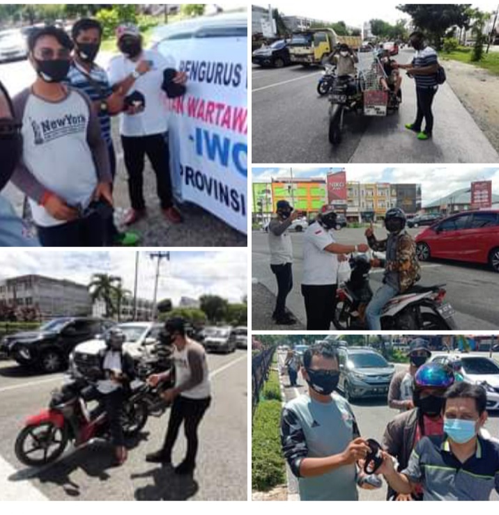 Cegah Penyebaran Covid-19, Ikatan Wartawan Online Provinsi Riau Bagikan 500 Masker Kepada Pengguna Jalan
