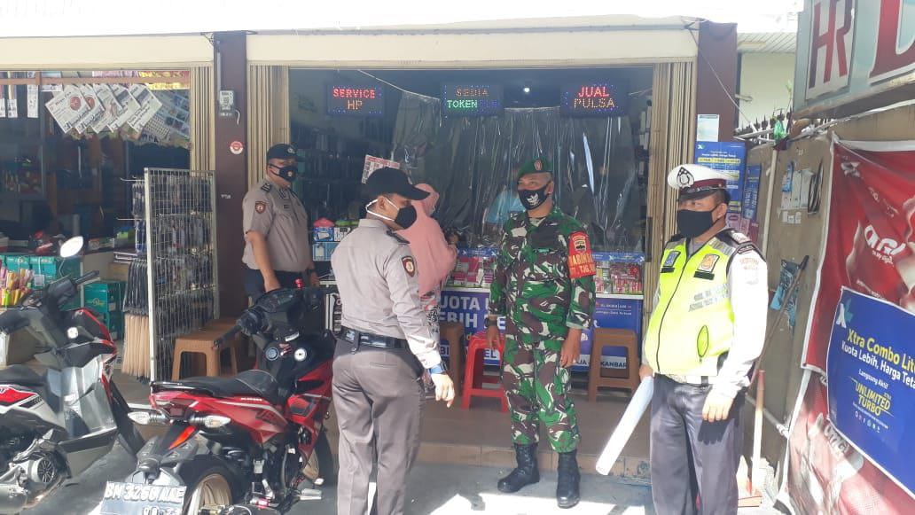 Babinsa Kodim 0301/PBR dan Personil Polsek Lima Puluh Laksanakan Patroli Sinergitas Dalam Menghimbau Protokol Kesehatan