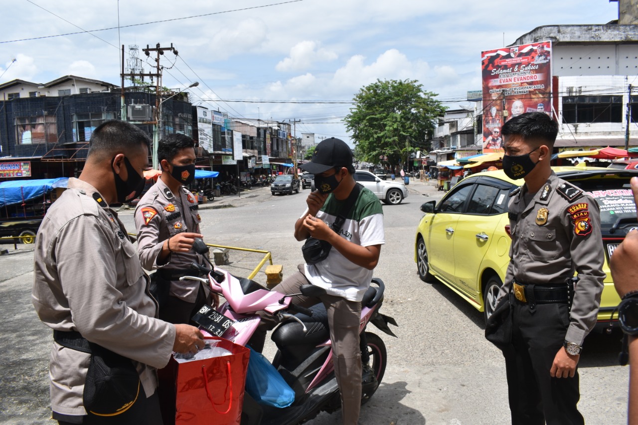 Jajaran Polres Kampar Hari Ini Bagikan 1000 Masker Untuk Masyarakat di Kota Bangkinang