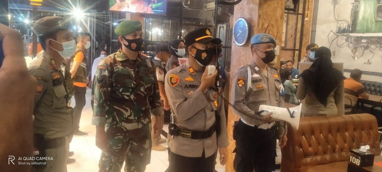 Personil Kodim 0301/PBR Ikut Serta Hadir Dalam Laksanakan Sosialisasi dan Himbauan Penerapan PPKM Serta Prokes Covid-19 di Pusat Kuliner