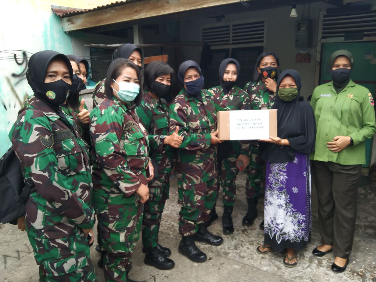 Peringatan HUT Kowad Ke-59, Babinsa Kodim 0301/PBR Dampingi Kowad Anjangsana Kepada Warga Kelurahan Wonorejo Berikan Bantuan Sembako
