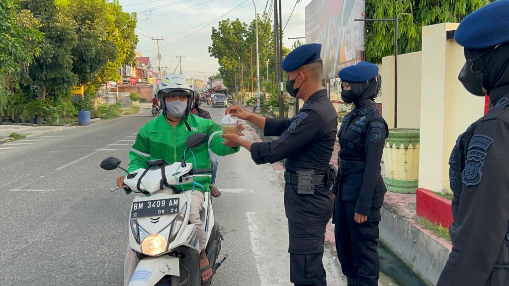 Bagikan Takjil, Satuan Brimob Polda Riau Berikan Pesan Patuhi Protokol Kesehatan